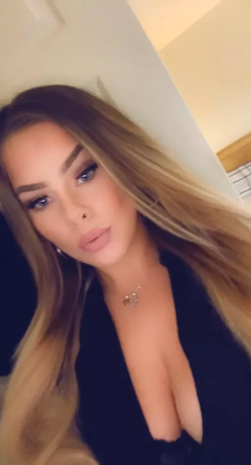 Wanna get naughty with a slutty British girl?!😍