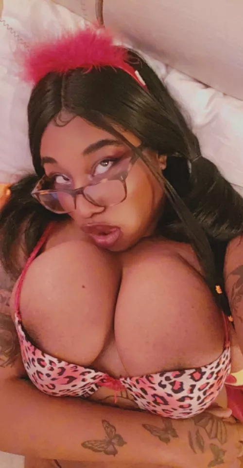 Would you date a Chinese-Colombian girl?