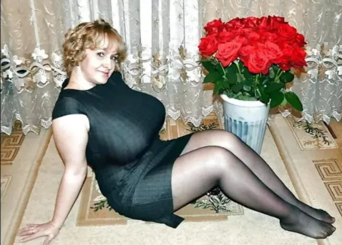 Zaftig buxom blonde in black