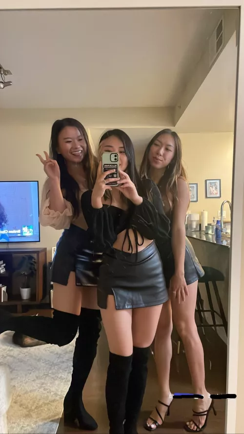 Asiaticas en falda de cuero