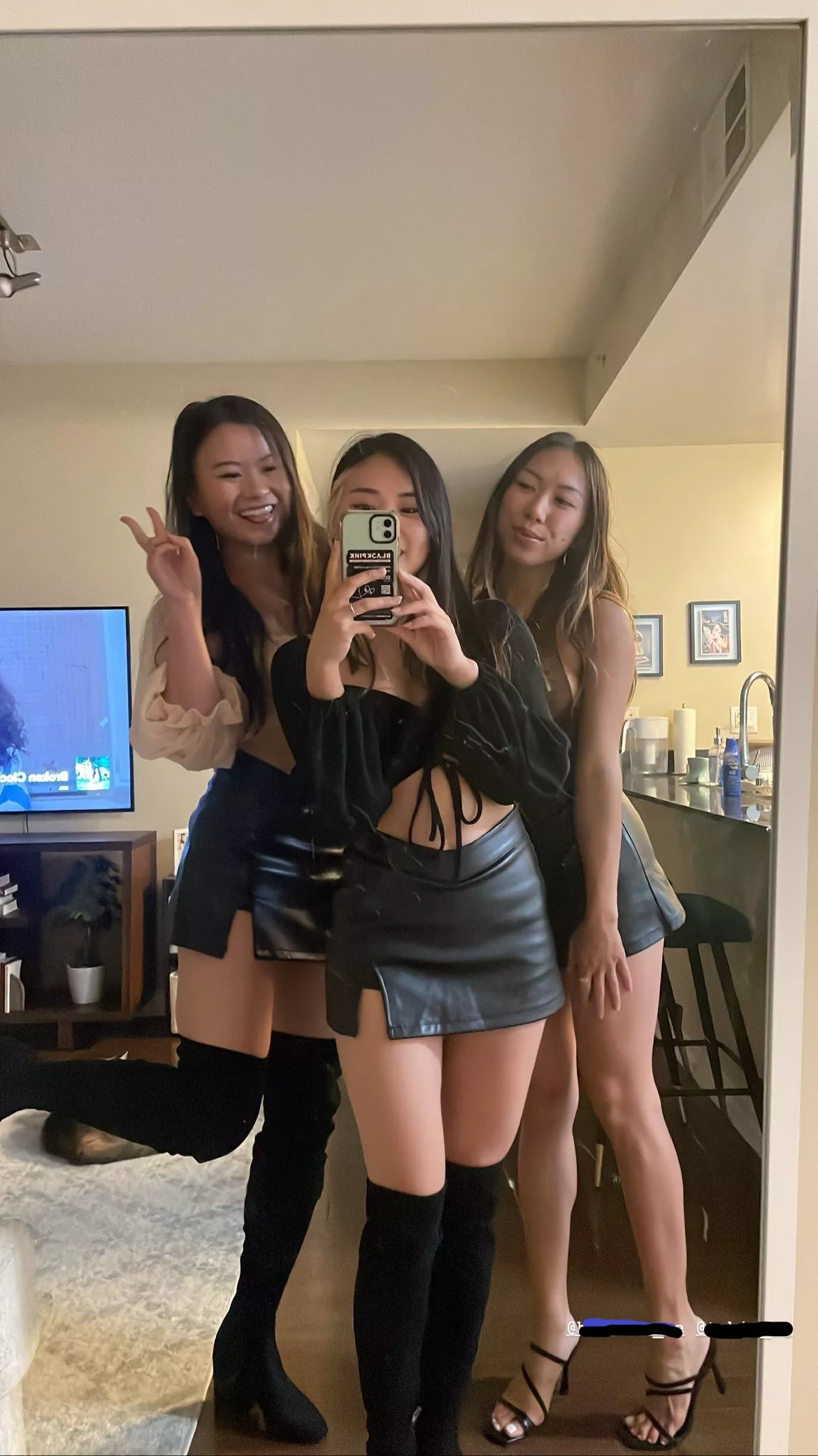 Asiaticas en falda de cuero