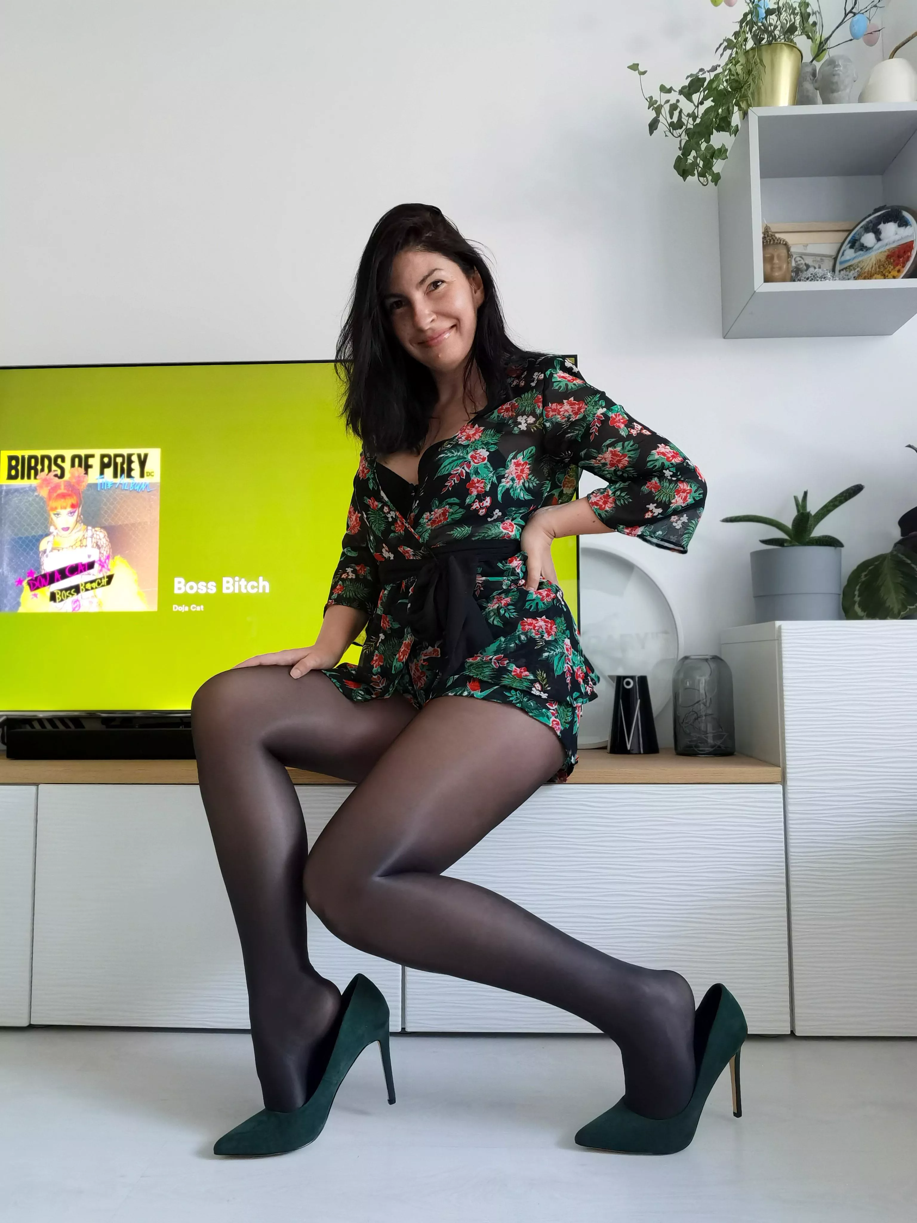 Black pantyhose go well with the pale skin