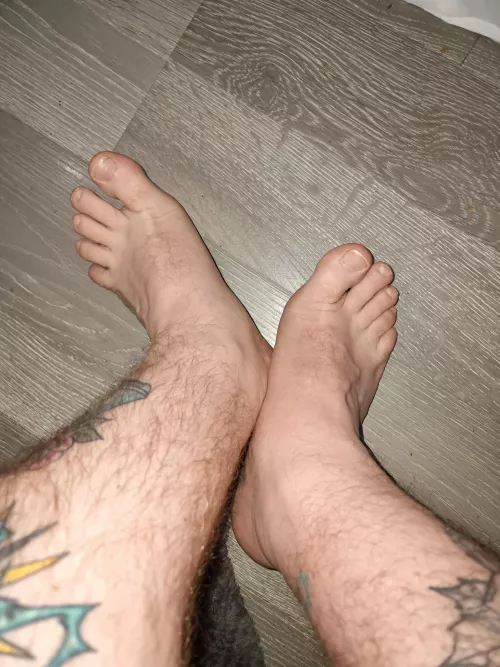 Do my husband's feet belong here ?