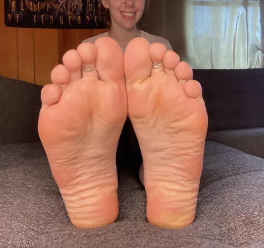 Do you like my pink wrinkly soles?💓🦶🏻