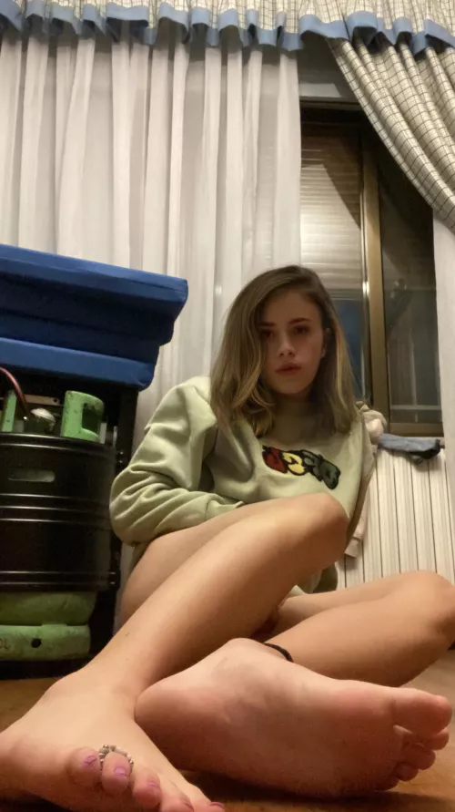 [domme] Lick mommy’s soft toes 💋