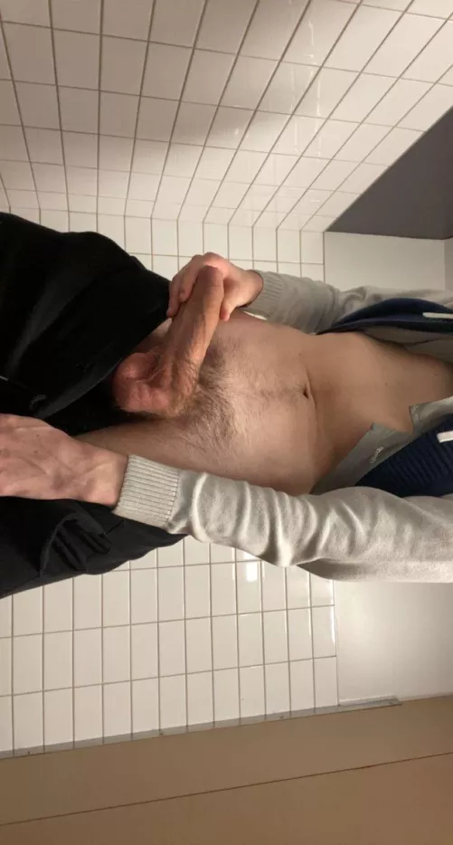 Edging during NNN in the school bathroom 🤤