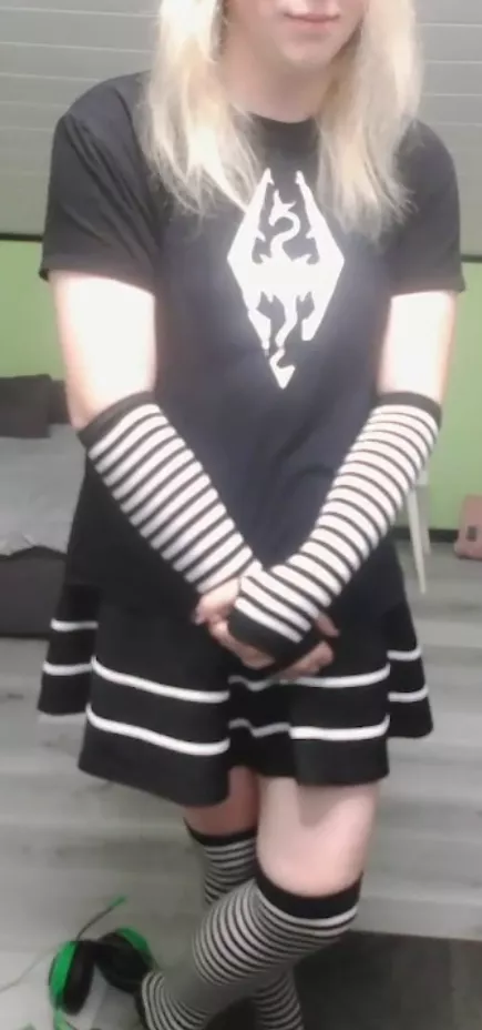 First time showing myself hiiii >-<