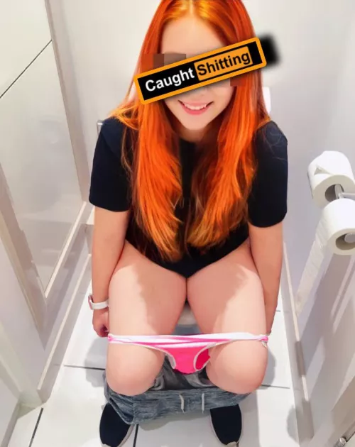 Girlfriend caught shitting on the toilet