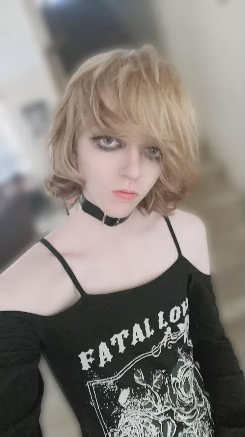 Good morning cuties, it’s just me.. another goth Femboy. 💜