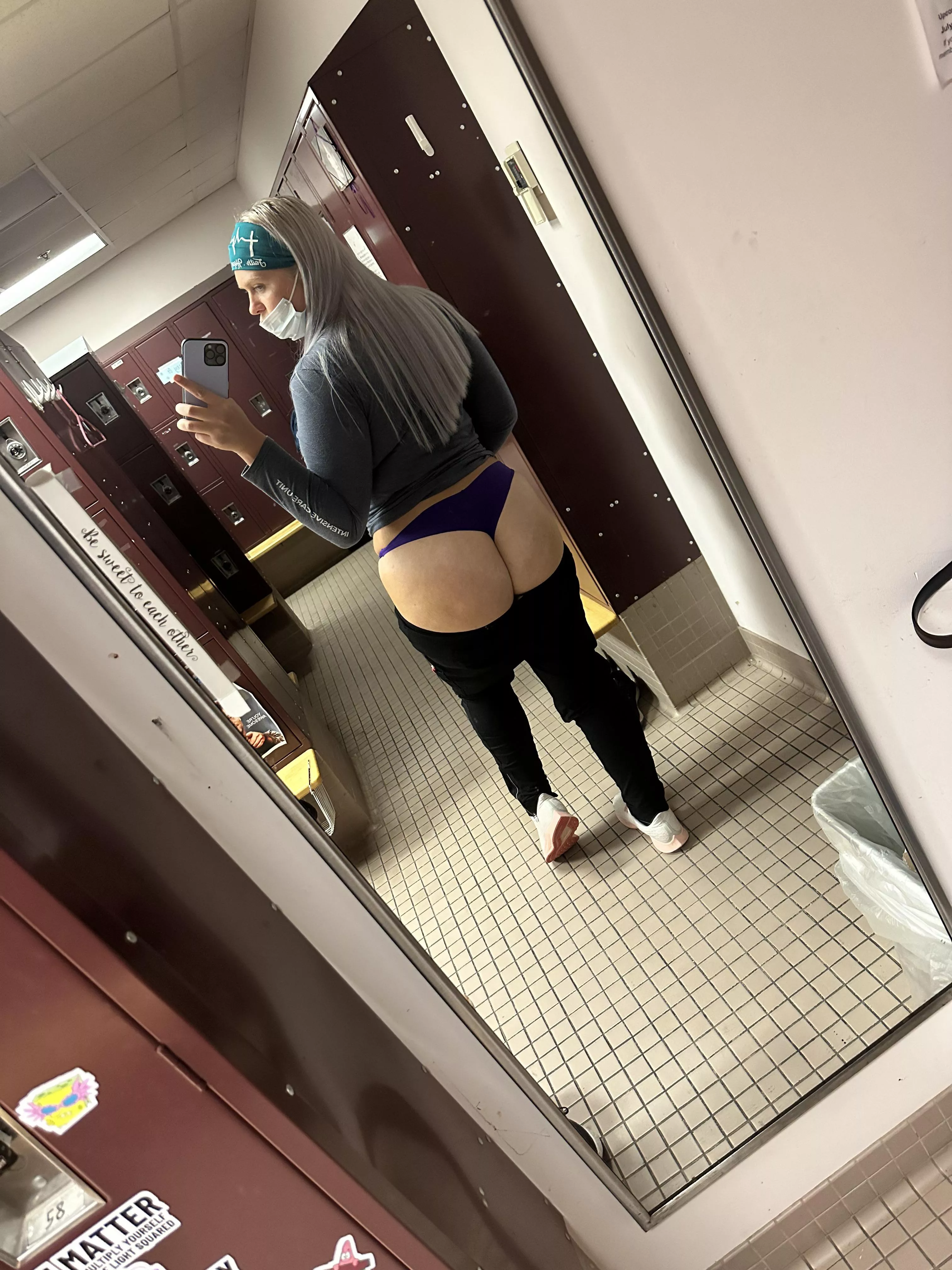 Happy hump day 😉🍑 cum find me at work for this handful 🥵😈