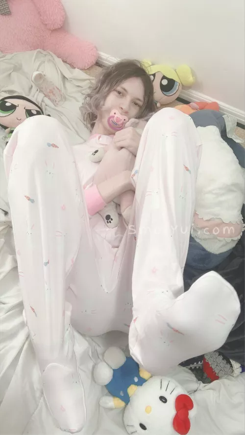 Hehehe feet wiggles!!