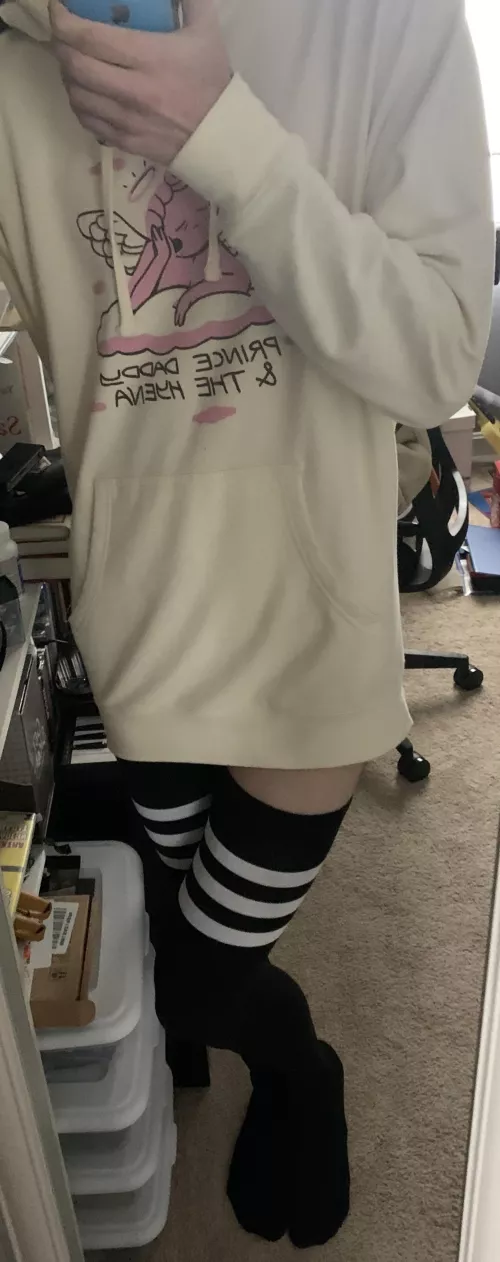 Hiii! First time dressing fem. Kinda cliche but what do y’all think?