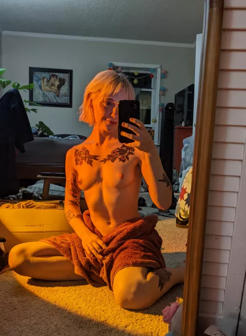 i love the way this lamp makes me look like a painting ✨✨