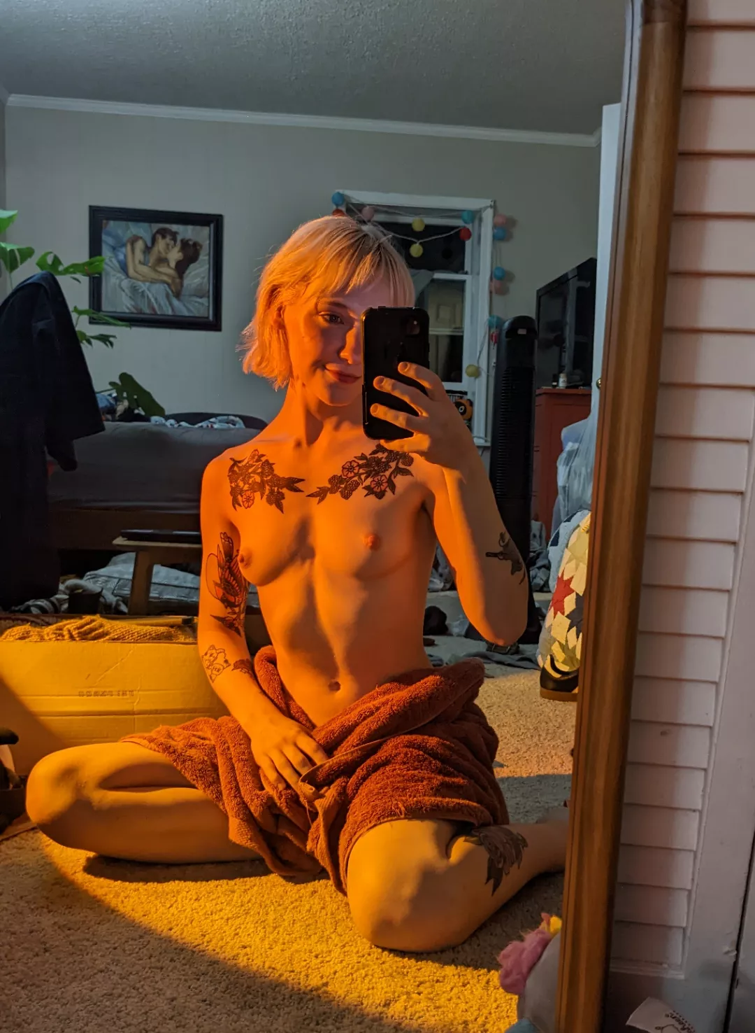 i love the way this lamp makes me look like a painting ✨✨