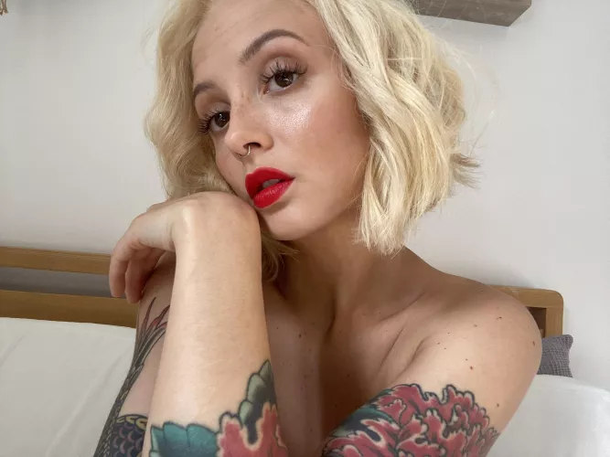 I went blonde and freshened up the bob... feeling cute 😇