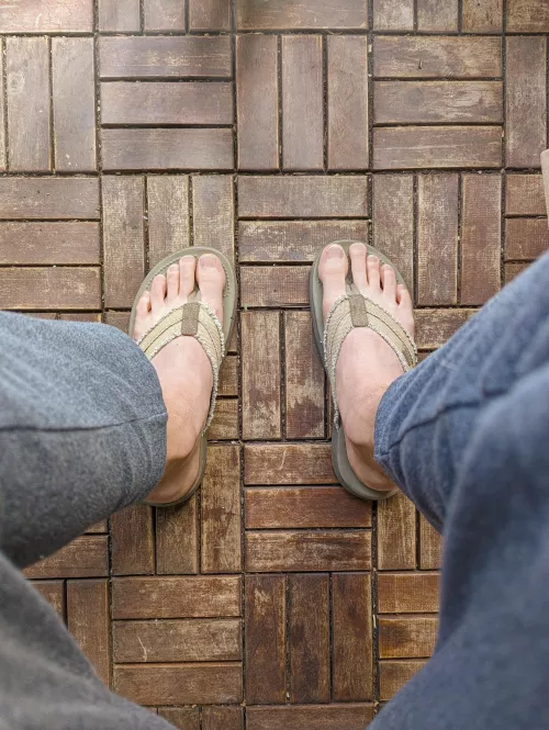 i'm back, bois - flip flops + sweatpants are my fav