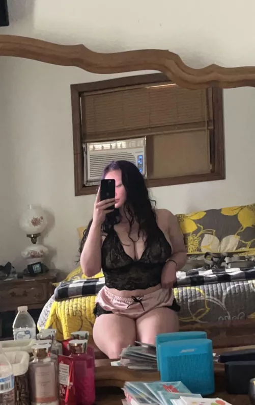 just ur average big titty goth😌