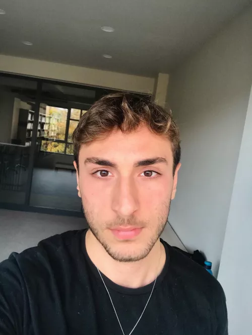 Library selfie. I hope you are having a productive day! 🙇🏼‍♂️