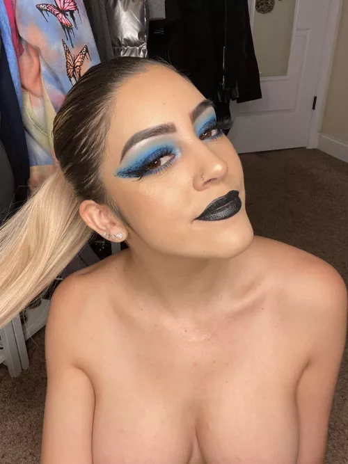 Lil goth moment!!! It’s been so long since I played around with dark colors. I love when Fall rolls around and I get to do my makeup a lil crazy💙🖤