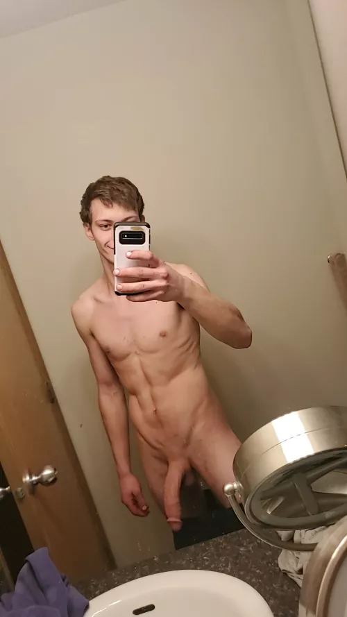 Looking big in the mirror 😏