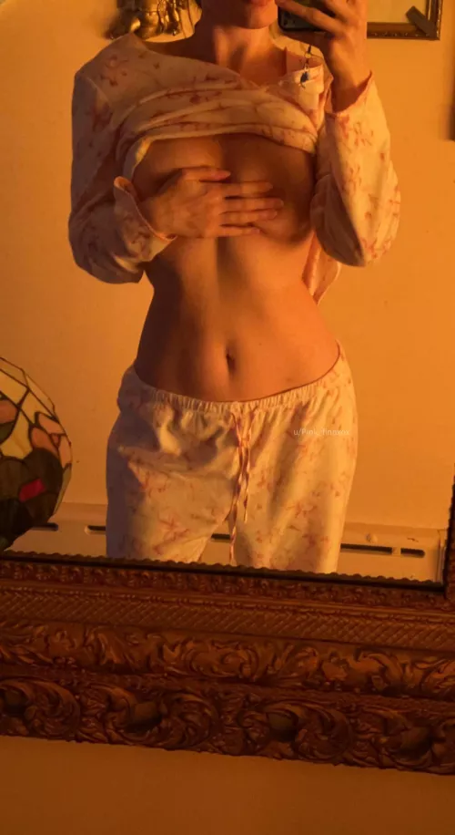 Love my tummy in this lighting [img]