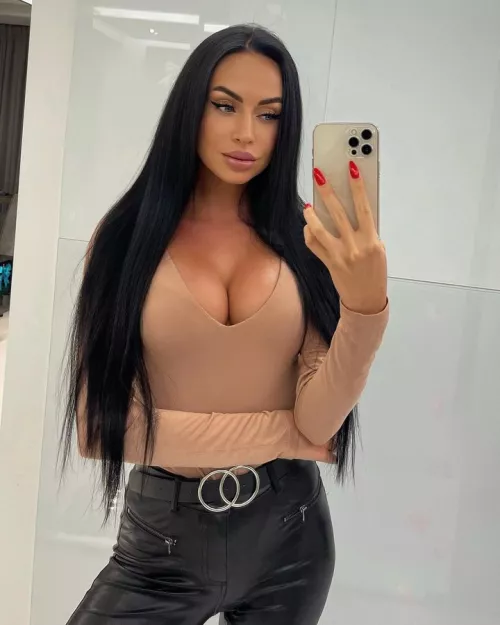 make thumbs and say hi if you want me to peg you until I destroy your boy pussy🥵