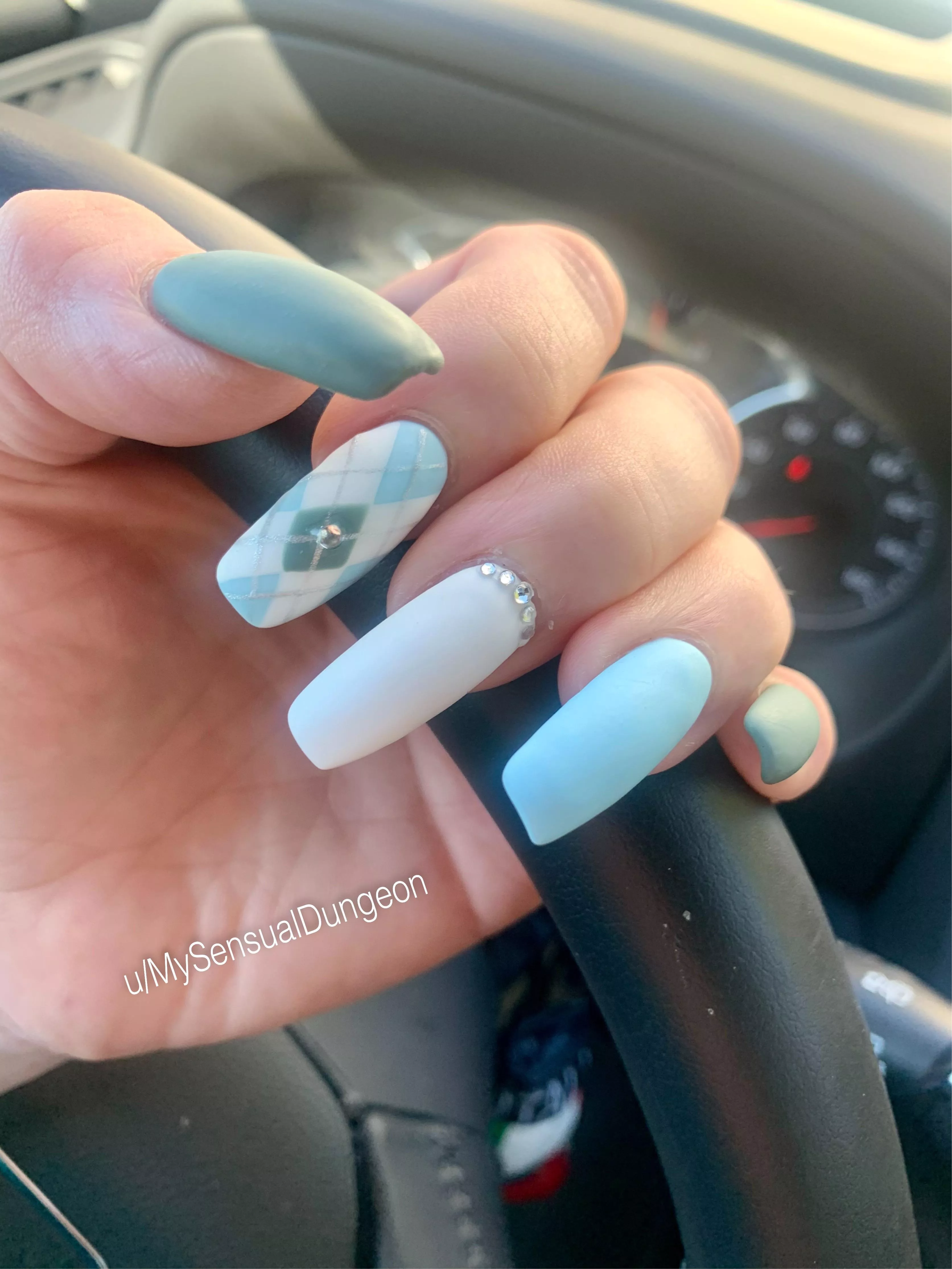 Matte finish 💙🤍💚
