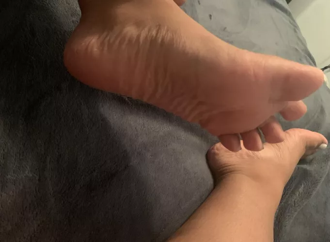 please cum on my soles, dms and pms welcomed!