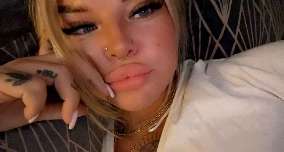 Pretty girls are your weakness…. On your knees for me, slut. [domme]