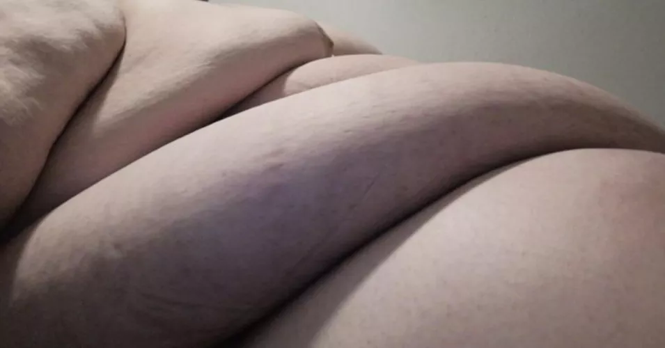 rolls and rolls of the unhealthiest blubber imaginable 🤤🐷🐷🐷😈 god i love morbid obesity OINK OINK 🤤