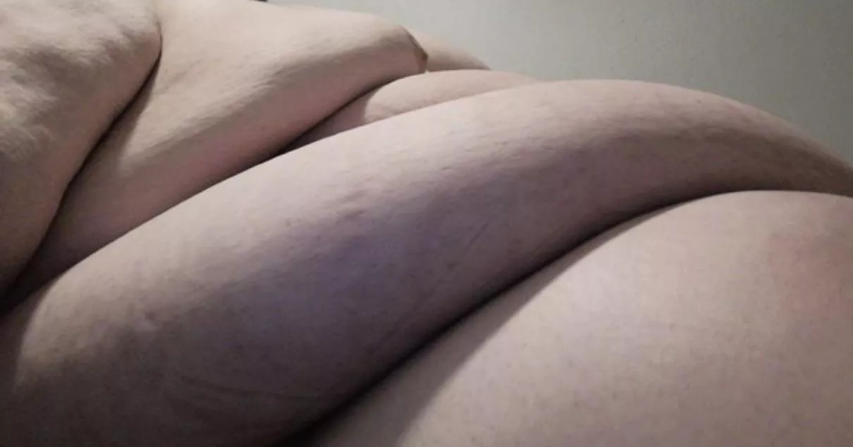 rolls and rolls of the unhealthiest blubber imaginable 🤤🐷🐷🐷😈 god i love morbid obesity OINK OINK 🤤