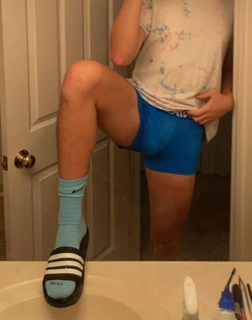 size 12.5 socked feet and bulge for ur viewing pleasure 🤪👣