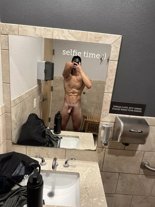 Someone was waiting to use the bathroom 😅 (18)