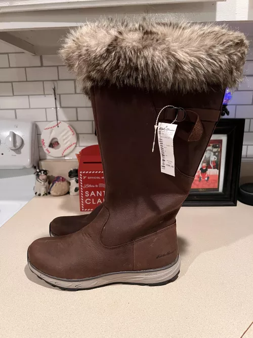 Sorry if this is the wrong place to ask this. My MIL gave me these brand new boots, wanted to sell them because they’re not my style. Only issue is they wreak of cigarettes. I believe they’re leather with fleece on the inside. Is there a way to get r