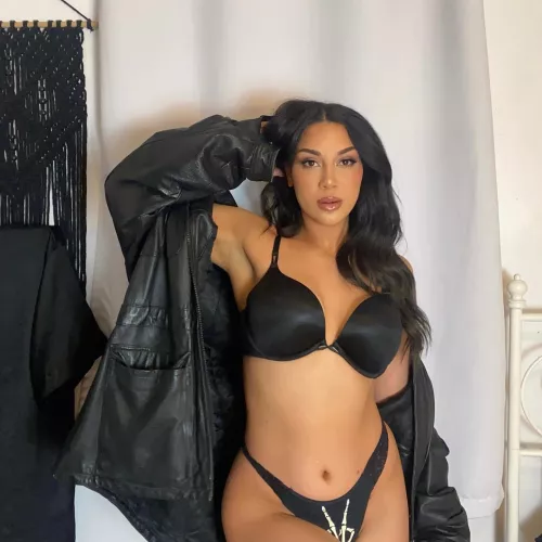 Tell me what you would do to me ..I want her to taste all of me when you’re done 👅