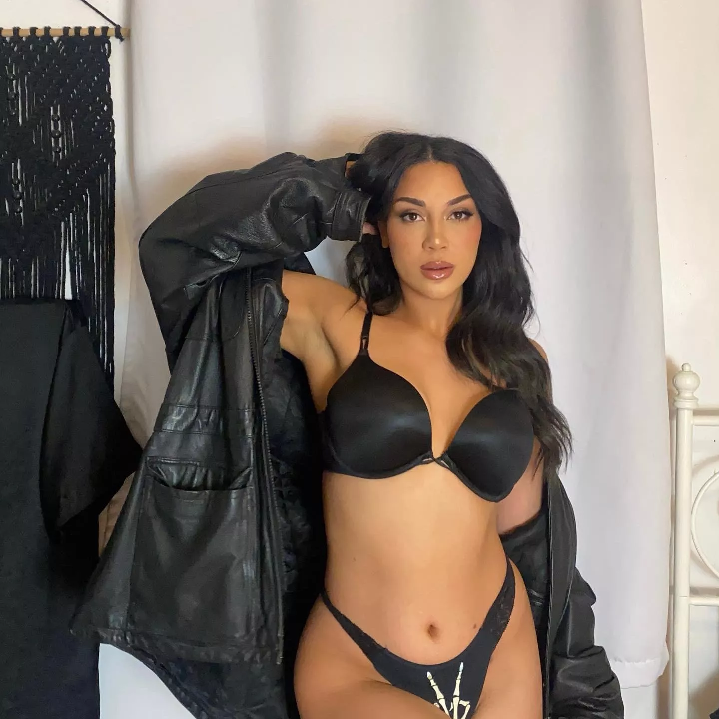 Tell me what you would do to me ..I want her to taste all of me when you’re done 👅