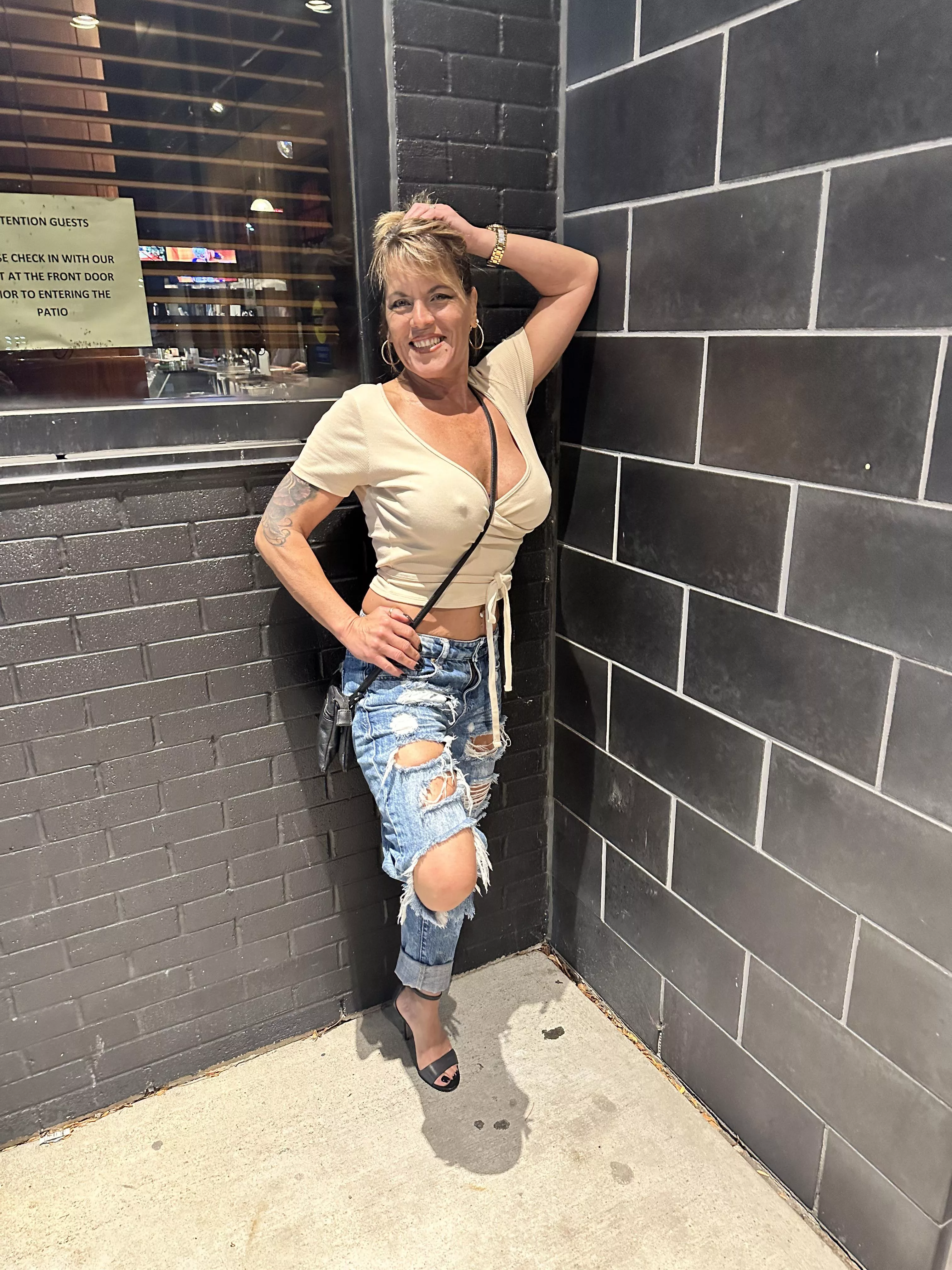 Tired of the same young teases? Come see how much more fun a real MILF next door can be 😜😜😈😈30%off now 🔗in comments ⬇️