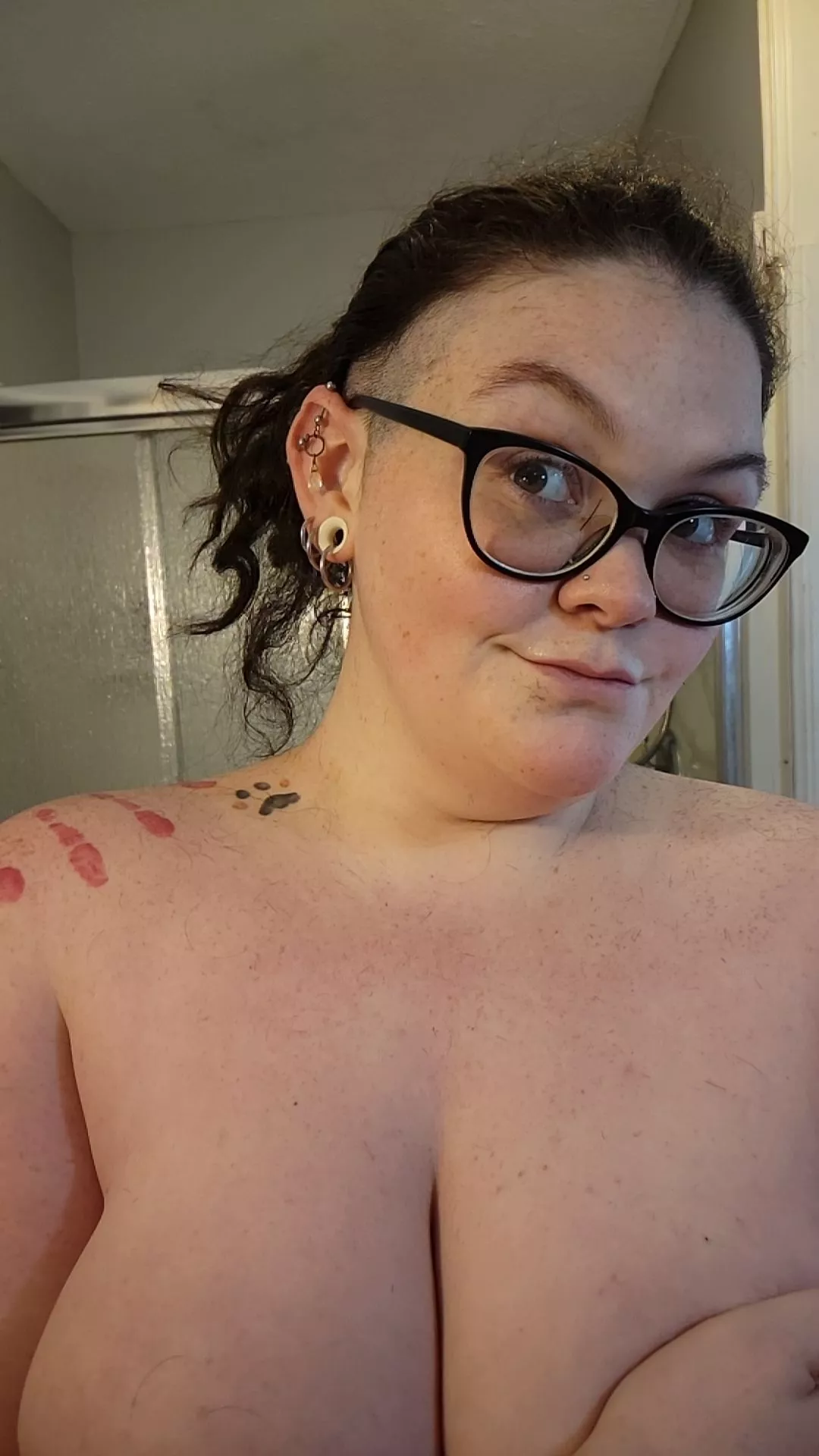 took my undercut and connected it to my sideburn shave today! I still have so mucb hair left though if it's down you couldn't tell I still can't fit it in my hair clips 🙃