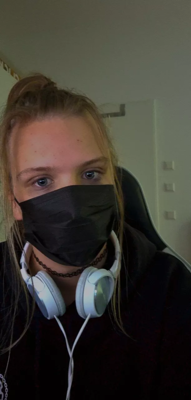 why don't you play with a cute little gamer girl like me?🥺❤️