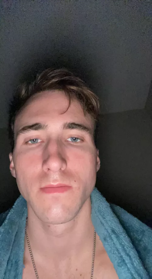 Wish I could stay in bed and cuddle with someone 😌❤️