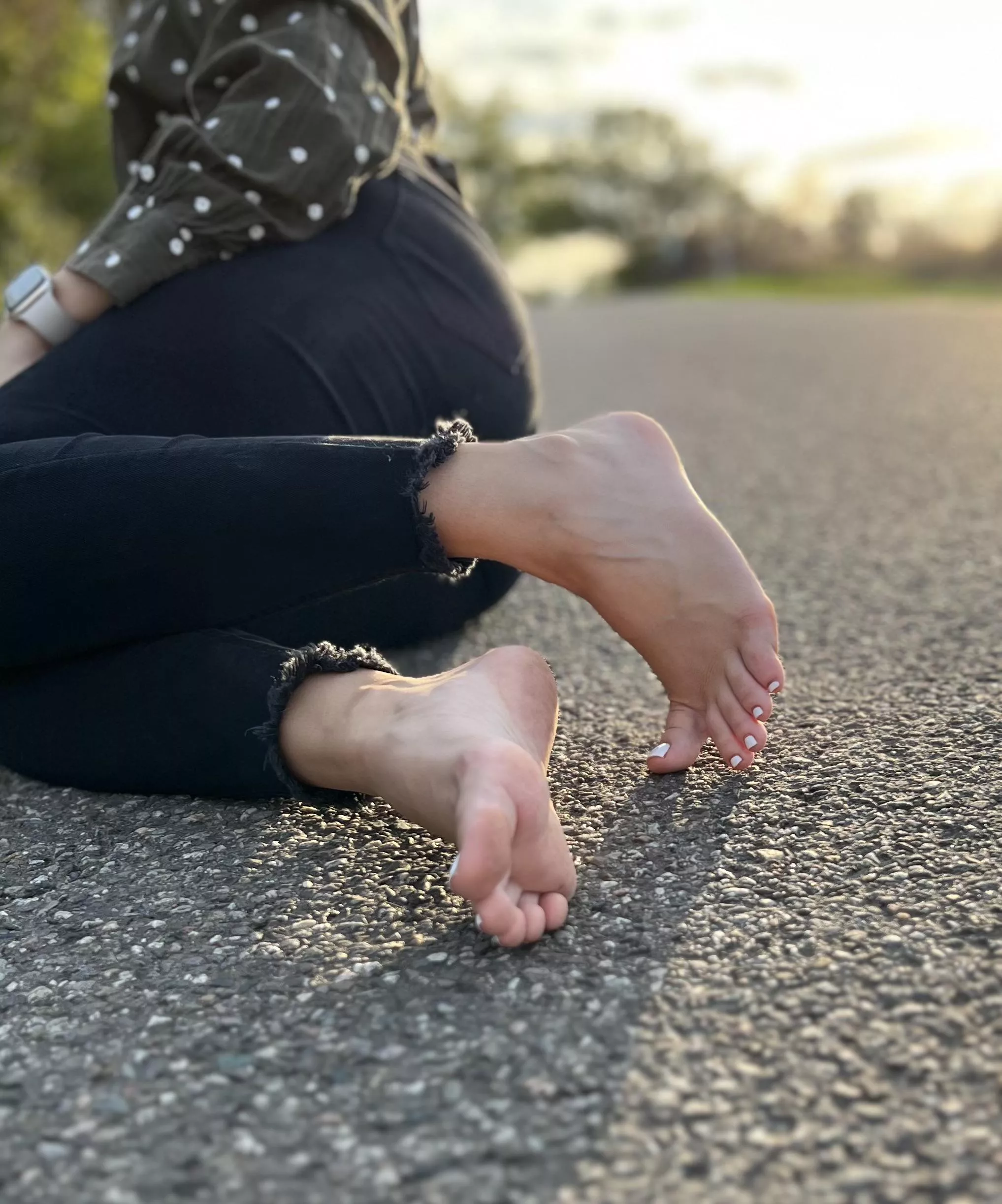 Would you worship the beautiful feet of your mistress? Tell me what you‘d do with my toes