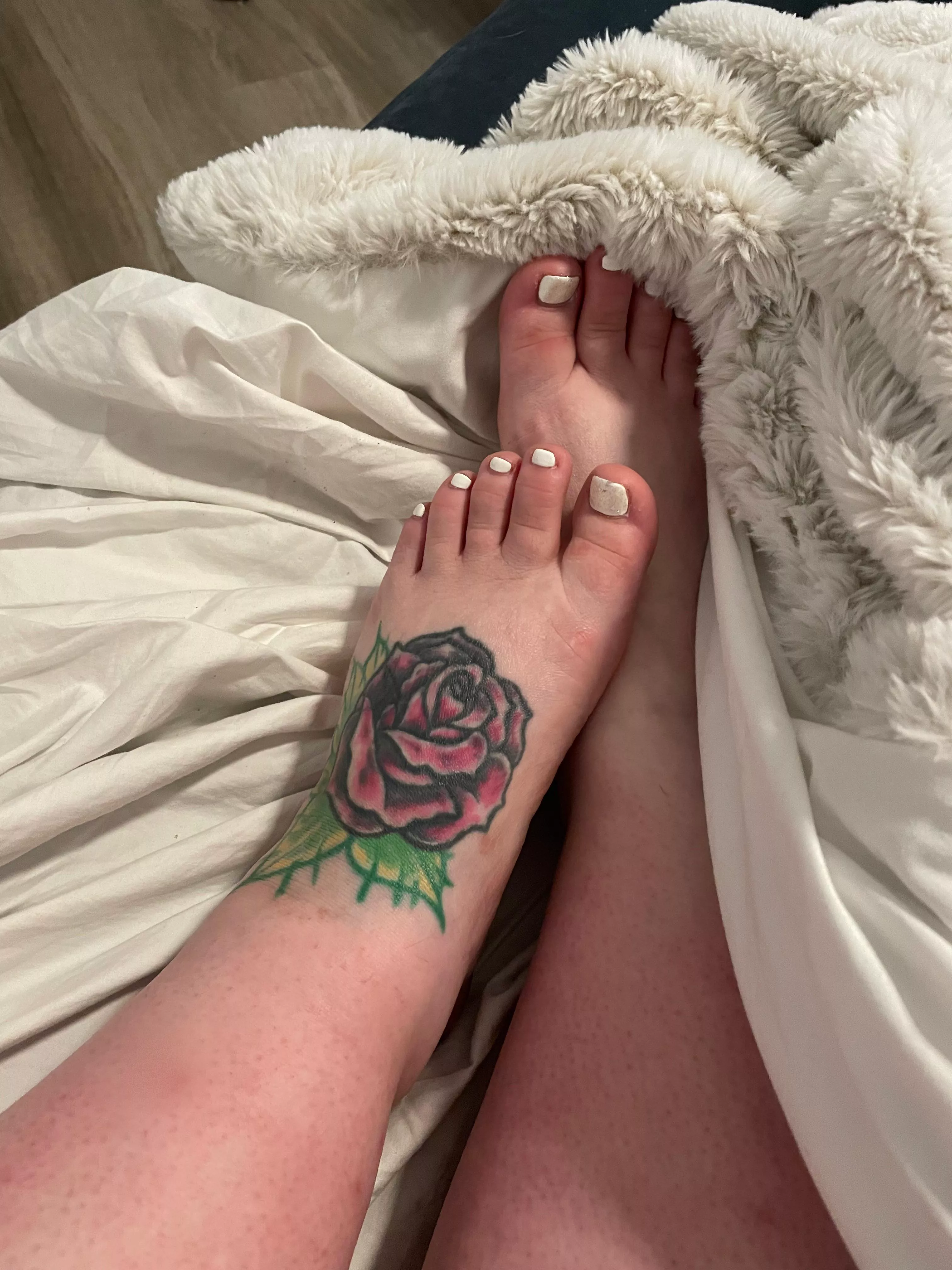 You can spend all day crawling behind me just to be closer to my feet 💁🏼‍♀️🦶🏻
