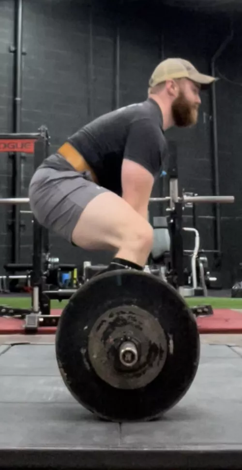 29, 6’5”, newly out as bi, and love deadlifting, especially when it makes me look thiccc.