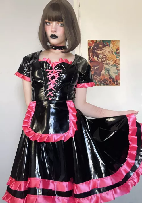 A PVC maid at your service~ or a shiny doll to play with?