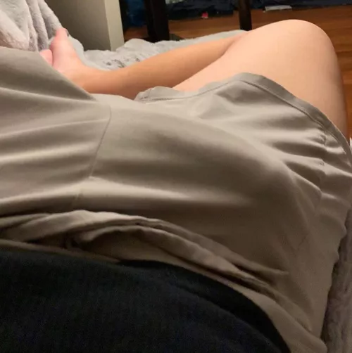 Anyone wanna compare with a smooth femboy today? 🥰