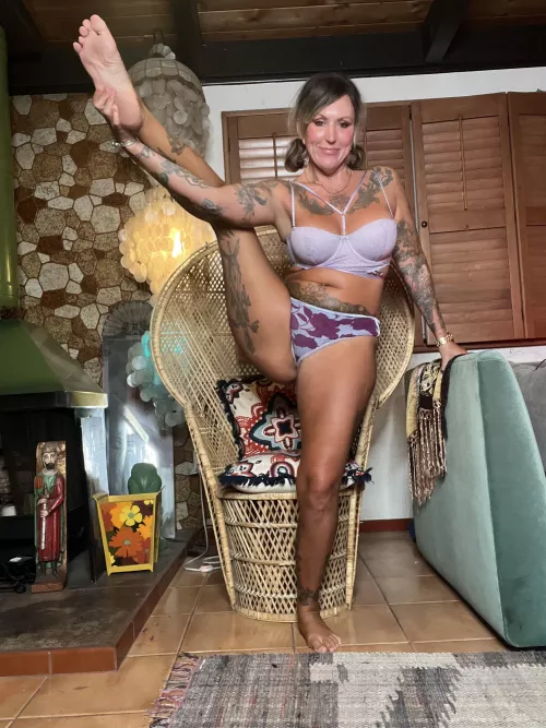 Busty and flexible mom F/46