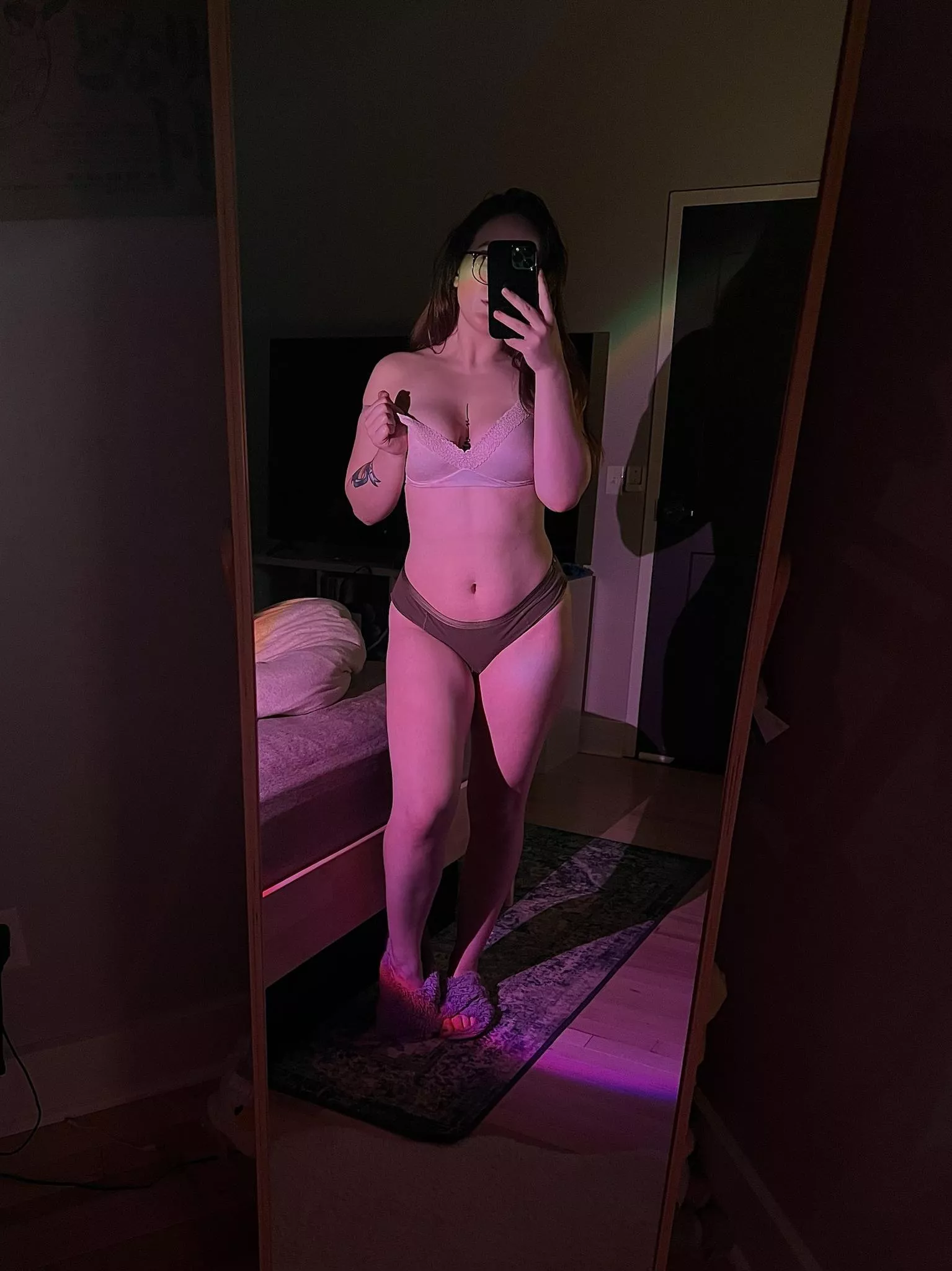 Chilly nights require com(f)y slippers and cozy lighting 😘