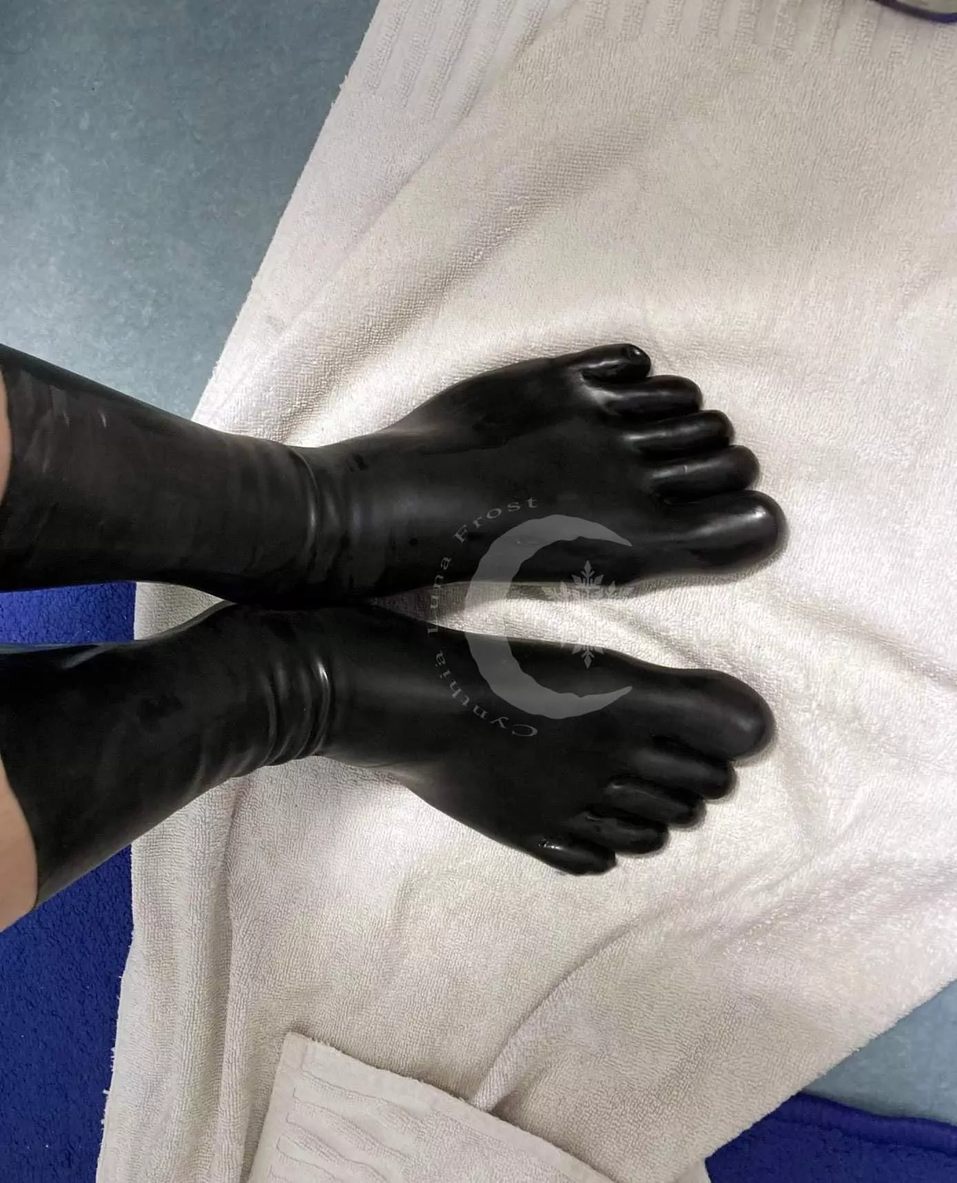 First time trying toe socks… I love them! 😋 (OC)