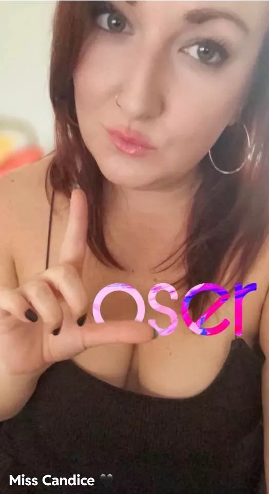 Hands up if you’re a loser getting turned on by superior bitchy woman while you sit at your work desk and secretly rub yourself over your pants 😏 [Domme]