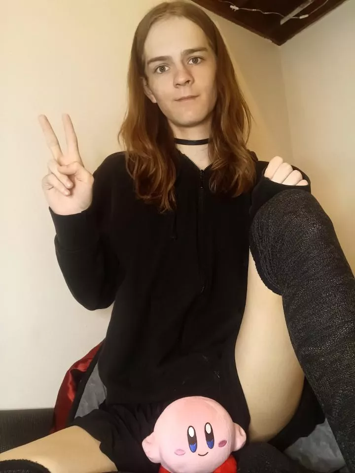 Hihi! Anyone wanna cuddle and drink hot chocolate? 👉👈